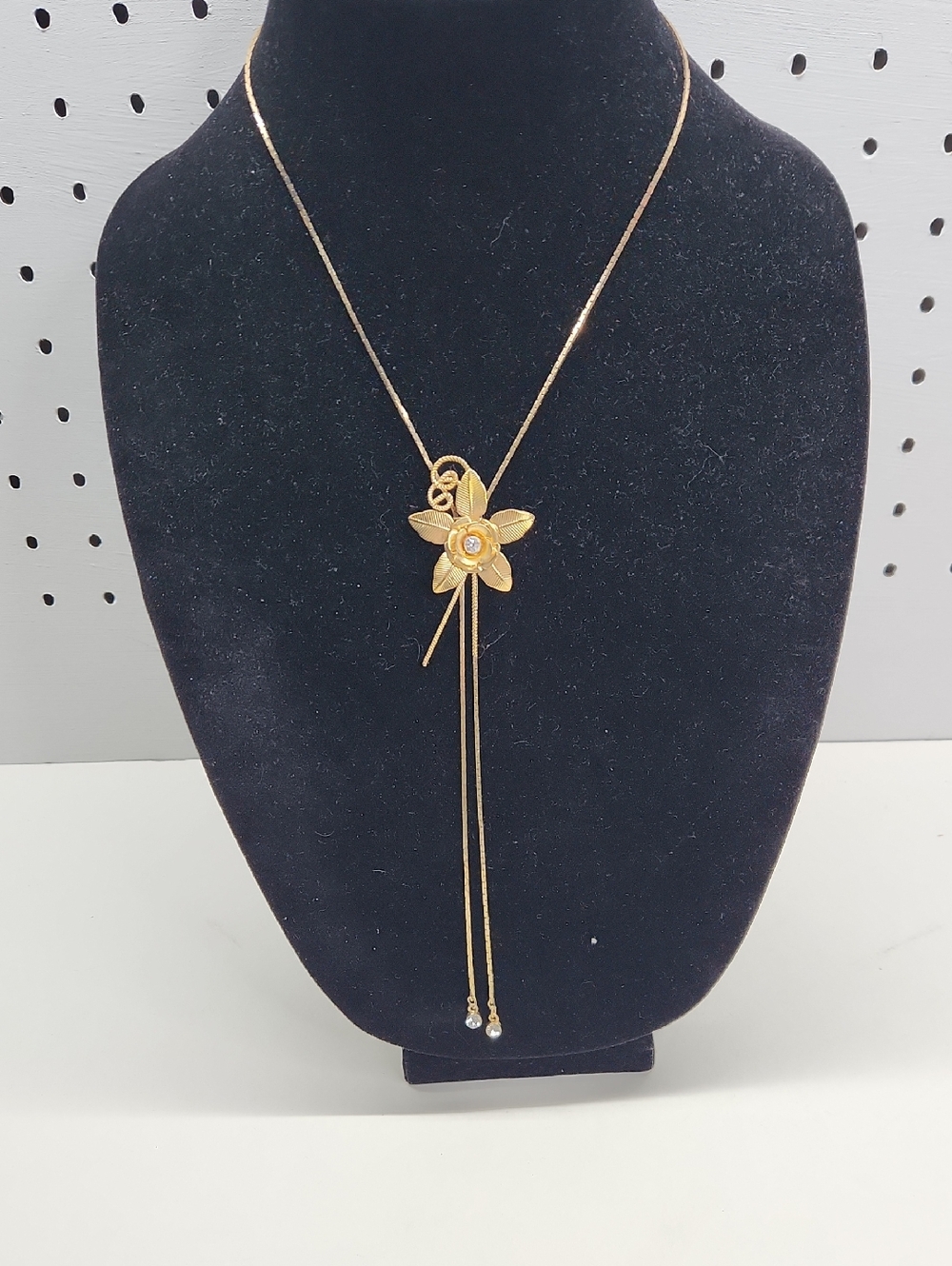 Gold-tone Floral Lariat Necklace - Elegant Women's Jewelry